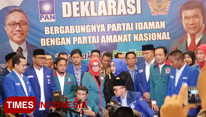 Ketua Umum Partai Idaman Rhoma Irama didampingin Ketua Umum PAN Zulkifli Hasan (berpeci) saat menggelar konferensi pers sesaat setelah deklarasi berlangsung di Hotel Royal Kuningan, Jakarta. (FOTO: Hasbullah/TIMES Indonesia)