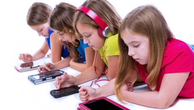 ILUSTRASI: Anak Kecanduan Gadget. (FOTO: Istimewa)