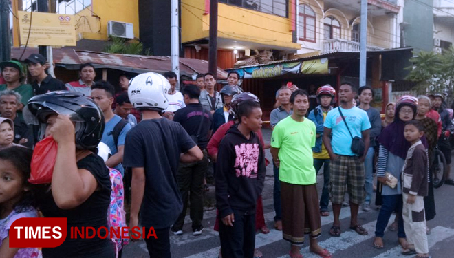 Masyarakat disekitar lokasi peledakan Bom Gereja Santa Maria Tak Bercela 13/5/2018 (FOTO:Nasrullah/TIMESIndonesia)