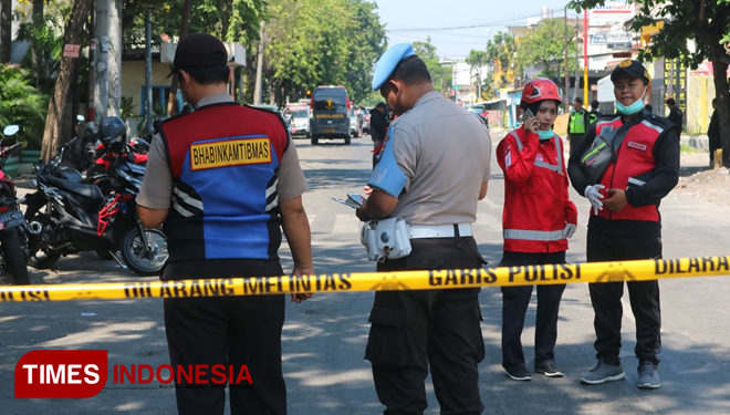 Lokasi ledakan bom bunuh diri disterilkan oleh petugas kepolisian. (FOTO: Lely Yuana/TIMES Indonesia)