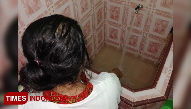 Kondisi air PDAM di salah satu rumah warga di Dusun Kopen, Desa Genteng Kulon, Kecamatan Genteng. (Erwin Wahyudi / TIMES Indonesia)