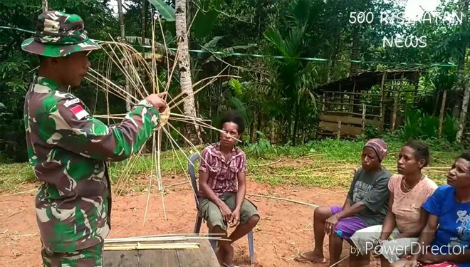 Berbahan Kayu Rotan, Satgas Pamtas Bekali Wanita Membuat Piring