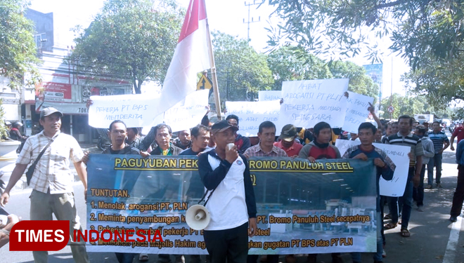 Paguyuban Karyawan PT Bromo Panuluh Steel (BPS) menggelar aksi unjukrasa di kantor PT PLN (Persero) Kabupaten Sidoarjo, Senin (14/5/2018). (FOTO: Rudy/ TIMES Indonesia)