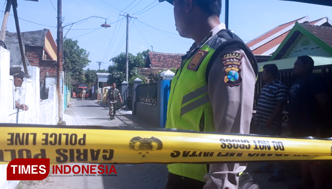 Suasana penggrebekan terduga teroris di kawasan Dusun Jedong RT 2 RW 1, Kelurahan Urangagung, Kecamatan Sidoarjo, oleh tim densus 88 Mabes Polri, Senin (14/5/2018) (FOTO: Rudy/ TIMES Indonesia)
