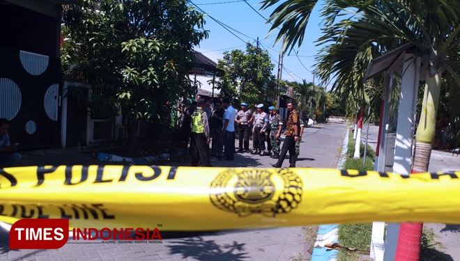 Suasana penggrebekan Budi Satrijo terduga teroris di perumahan Puri Maharani blok A4/11 Masangan Wetan, Sukodono-Sidoarjo, Senin (14/5/2018) pagi (FOTO: Rudy/ TIMES Indonesia)