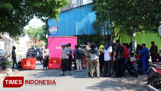 Suasana-pengamanan-di-belakang-Mapolrestabes-Surabaya-2.jpg