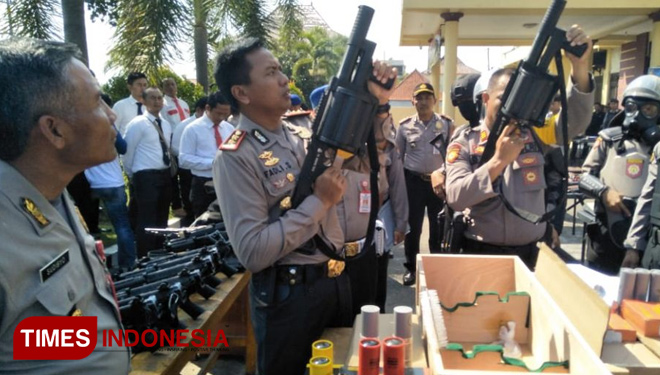Marak Aksi Teroris, Polres Probolinggo Periksa Senjata dan Rompi Anggota