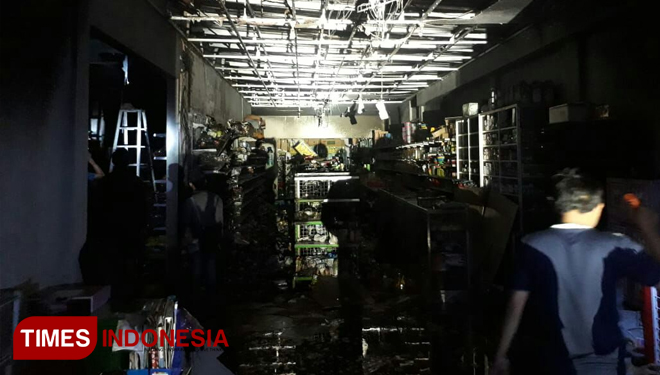 Tampak sisa barang-barang toko bekas kebakaran yang terjadi di Senyum Media (FOTO: Moh Bahri/TIMES Indonesia)