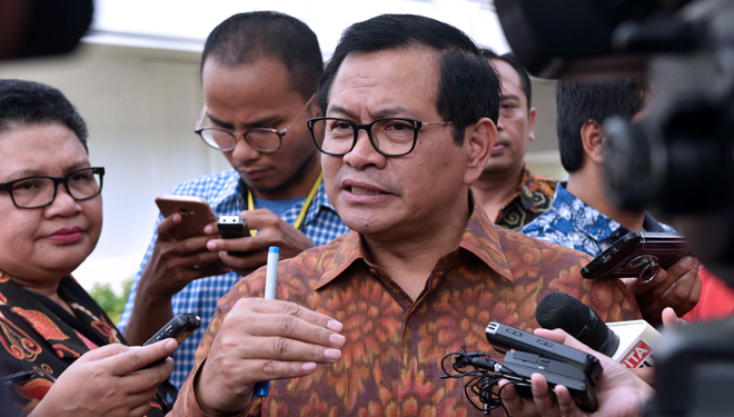 Seskab Pramono Anung memberikan penjelasan kepada wartawan, di Kantor Presiden, Jakarta, Selasa (15/5) sore. (FOTO: Humas/Jay)