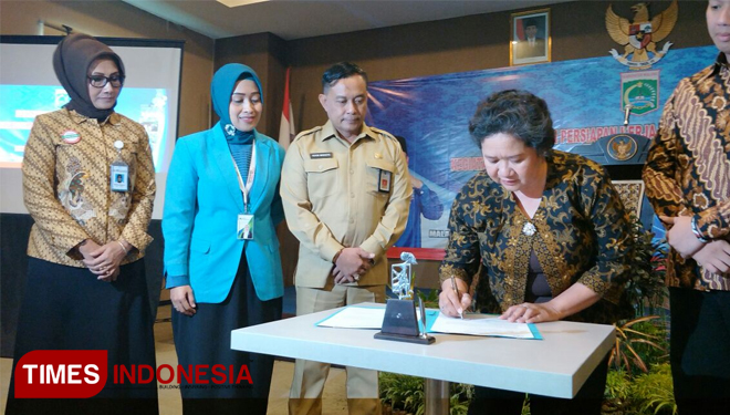 Penandatangan kesepakatan antara Apindo se Malang Raya dengan BPJS dan sebagainya disaksikan Kepala Dinas Tenaga Kerja, Drs Yoyok Wardoyo. (FOTO: Widodo irianto/TIMES Indonesia)