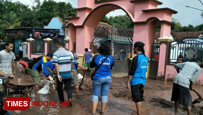 Pasca Banjir, Warga dan Tim Gabungan di Banyuwangi Gelar Kerja Bakti