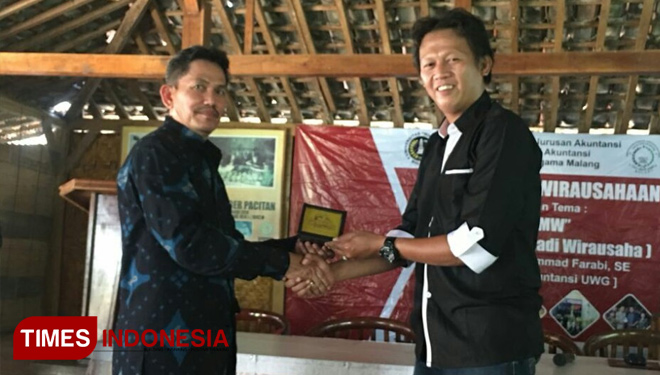 Penyerahan cindera mata oleh Sekprodi Ak FE UWG, Drs. Syamsul Bahri, MSi, Ak, CA (FOTO: AJP TIMES Indonesia)