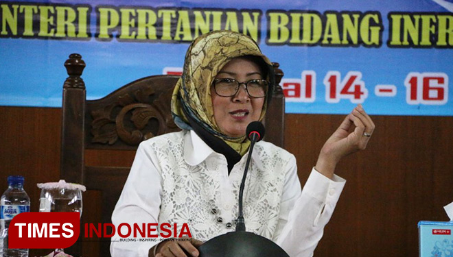 Staf ahli bidang infrastruktur Menteri Pertanian, Ani Andayani, berbicara pada rakor pemantapan Program Evaluasi Kinerja Upsus Wilayah I NTT di STPP Malang. (FOTO: Humas STPP Malang for TIMES Indonesia).