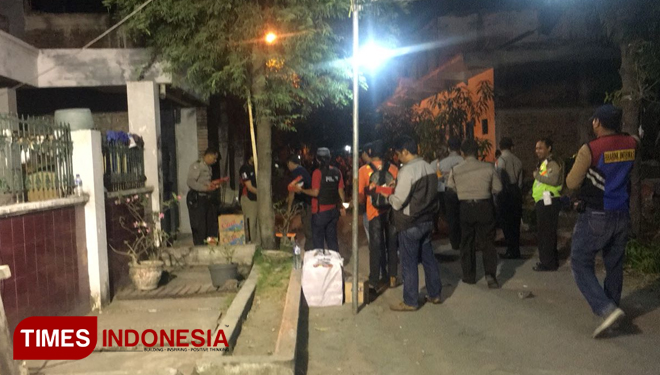 Istri Terduga Teroris Terlihat Gelisah Sebelum Suaminya Dilumpuhkan Densus 88