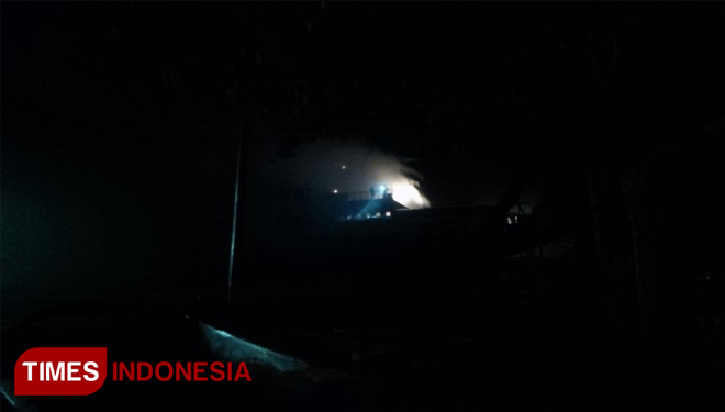 Asap Masih Mengepul dari Kapal KMP Labrita Adinda