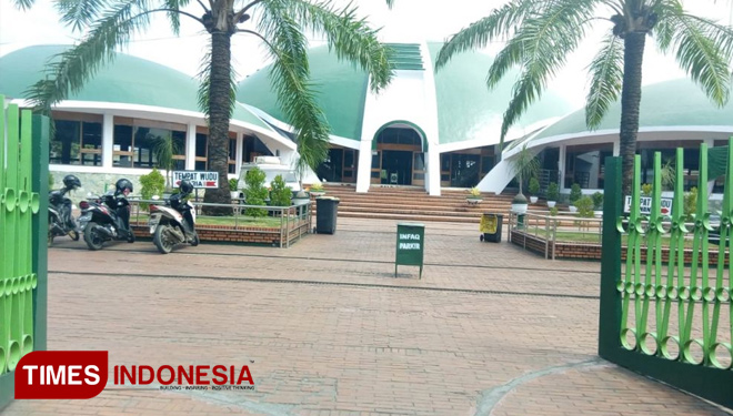 Masjid Jami Al Baitul Amien Jember tampak depan. Pembangunan masjid yang terletak di tengah kota Jember tersebut sarat dengan nilai historis. (FOTO: Desi Wahyuningsih/TIMES Indonesia)