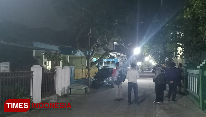 Suasana Penggrebekan terduga teroris di Perumahan Auri Jalan Avia RT 03 RW 01, Desa Kwadengan, Sidoarjo, Jawa Timur, Rabu (16/5/2018) malam. (FOTO: Rudy/ TIMES Indonesia)
