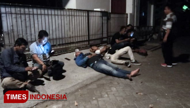 Para Jurnalis Ini Rela Tidur di Depan Rumah Warga Demi Berita Teroris
