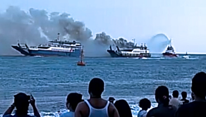 Kapal KMP Labrita Adinda, yang berlayar dari Pelabuhan Gilimanuk, Bali, menuju Pelabuhan Ketapang, Banyuwangi, terbakar diselat Bali. (FOTO : Istimewa)