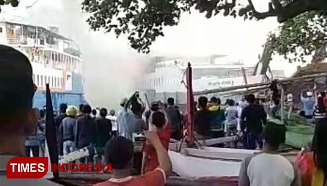 KMP Labrita Adinda terbakar dan dievakuasi kepantai belakang hotel Banyuwangi Beach, Ketapang, Banyuwangi. (FOTO: Syamsul Arifin/ TIMES Indonesia)