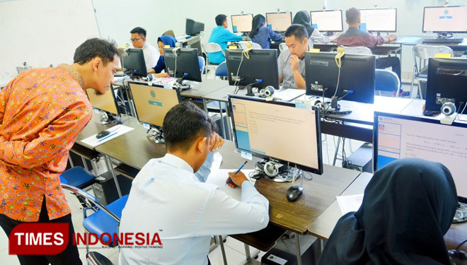 Peserta PBSB serius mengerjakan tes menggunakan CBT di ruang Lab Komputer Saintek UIN Malang. (FOTO: AJP TIMES Indonesia)