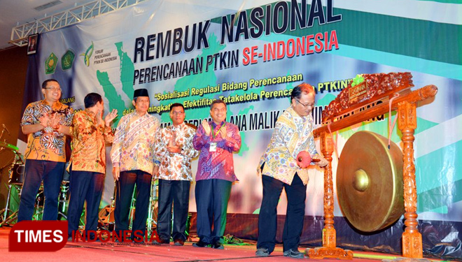 Rektor UIN Prof. Dr. Abd.Haris, M.Ag memukul gong sebagai tanda dibukanya Renas Perencanaan PTKIN se-Indonesia di Hall Hotel Savana Kota Malang. (FOTO: AJP TIMES Indonesia)