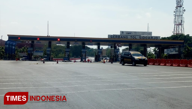 Benda Diduga Bom Dilempar Pria dari Mobil Sedan