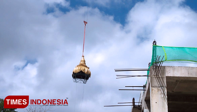 Pemasangan-mahkota-patung-GWK-A.jpg
