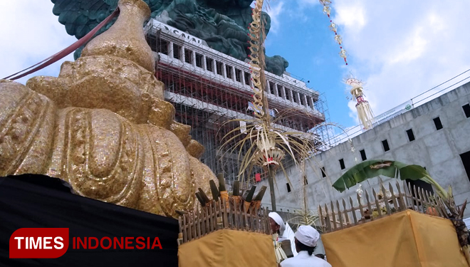 Pemasangan-mahkota-patung-GWK-B.jpg