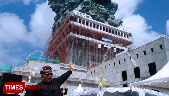 Pemasangan-mahkota-patung-GWK-E.jpg