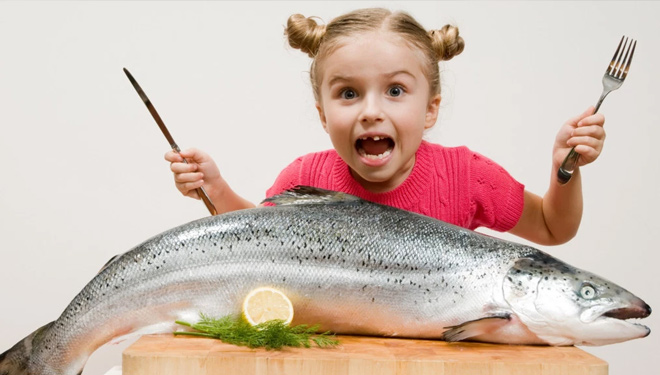 Makan ikan. (FOTO: Grist)