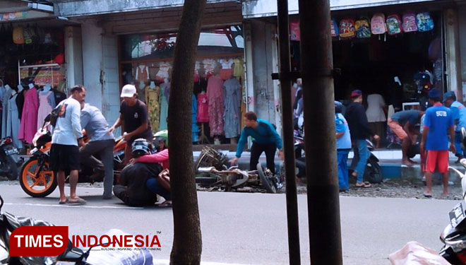 Warga saat membantu mengevakuasi korban kecelakaan di Jalan raya Jember - Banyuwangi. (FOTO: Rizky Alfian / TIMES Indonesia)