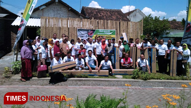 Warga kampung Inggris wisata benteng berpose di kampung mereka di sela pelatihan tanaman hidroponik (FOTO: Istimewa/ TIMES Indonesia)