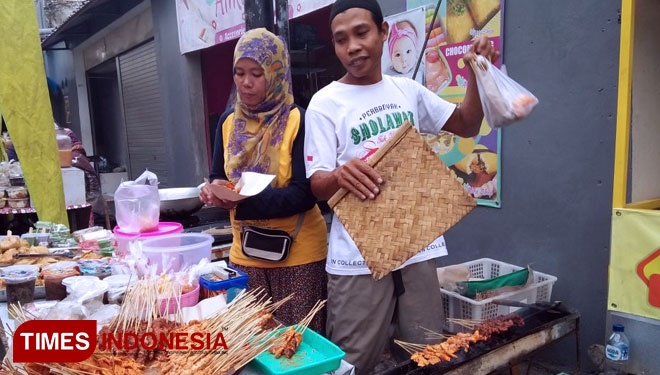 Salah satu pedagang sate susu di pusat takjil Desa Wanasari Denpasar Barat. Selasa (21/5/2018).(FOTO: Khadafi/TIMES Indonesia)
