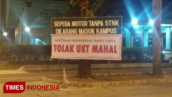 Sepanduk yang bertuliskan