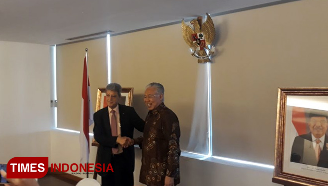 Menteri Perdagangan RI, Enggartiasto Lukita (kanan). (FOTO: Alfi/TIMES Indonesia)