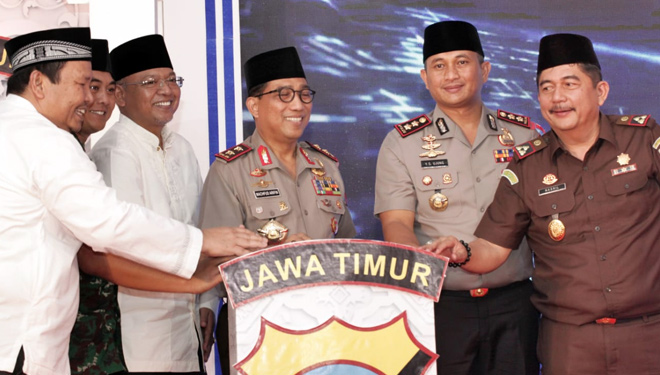Kapolda Jatim, Irjen Pol Drs Machfud Arifin SH bersama Forkopimda Kabupaten Malang saat melaunchIng Malang E- Policing. (FOTO: Istimewa)