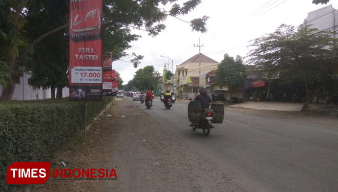 Baliho Iklan rokok yang berlokasi tak jauh dari MTSN Srono. (FOTO: Risky Alfian / TIMES Indonesia)