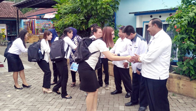 Peserta study lapangan Pemerintahan Desa Kabupaten Minahasa Sulawesi Utara ketika diterima Camat Kepanjen, Abai Saleh S Sos.(FOTO: Istimewa)