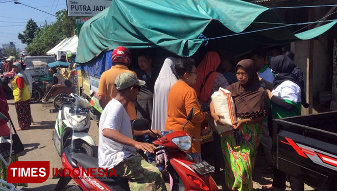 Pelaksanaan Pasar Murah di Pasar Muncar, Kamis (24/5). (FOTO: Humas Pemkab Banyuwangi for TIMES Indonesia)