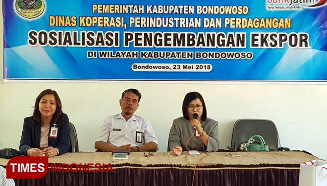 Sub devisi internasional banking, Diah Irawati didampingi pimpinan Bank Jatim Bondowoso, dan Suhartono dari Diskoperindag (Foto: Moh Bahri/ TIMES Indonesia)