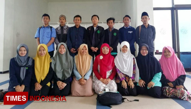 Foto bersama dosen pembimbing majalah berbahasa arab. (FOTO: AJP TIMES Indonesia)