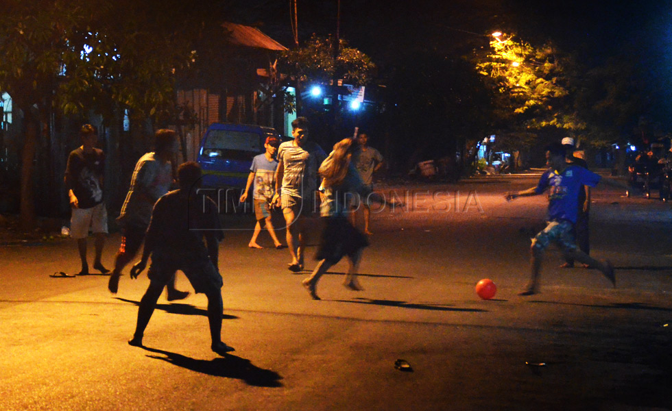 Sekelompok kaum muda bermain sepak bola jalanan di kawasan JL Jagalan kota Malang, (FOTO : Adhitya Hendra/TIMES Indonesia)