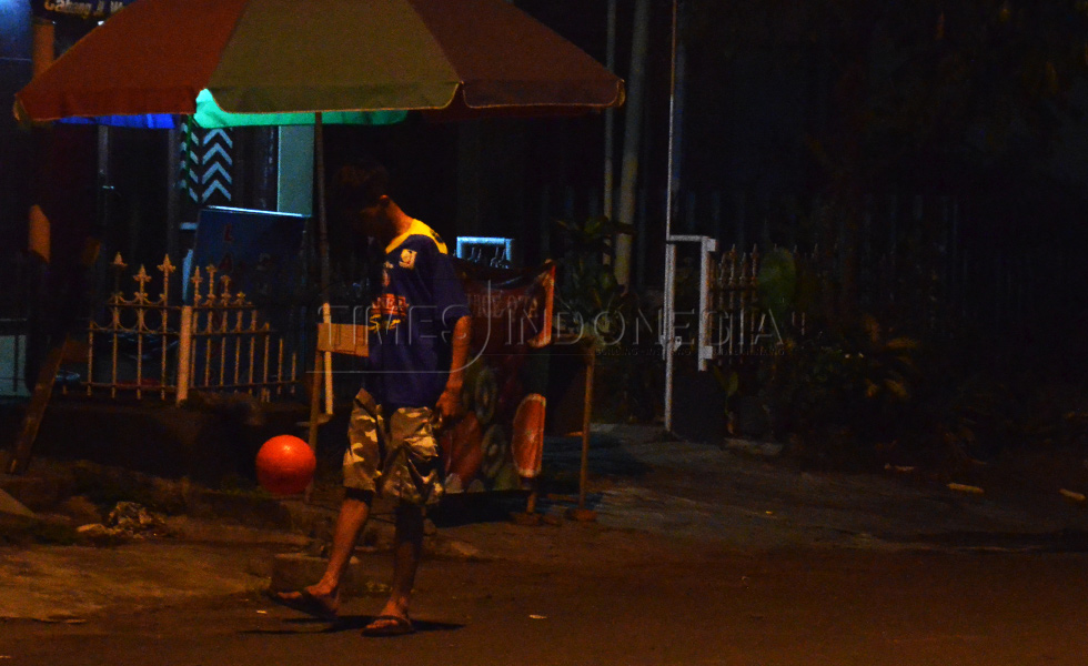 Warga mencoba juggling bola saat bermain sepak bola jalanan, di kawasan JL Jagalan kota Malang, (FOTO : Adhitya Hendra/TIMES Indonesia)