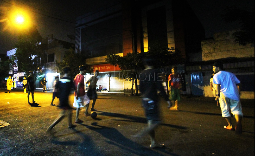 Sekelompok kaum muda bermain sepak bola jalanan di kawasan JL Pasar Besar kota Malang, (FOTO : Adhitya Hendra/TIMES Indonesia)