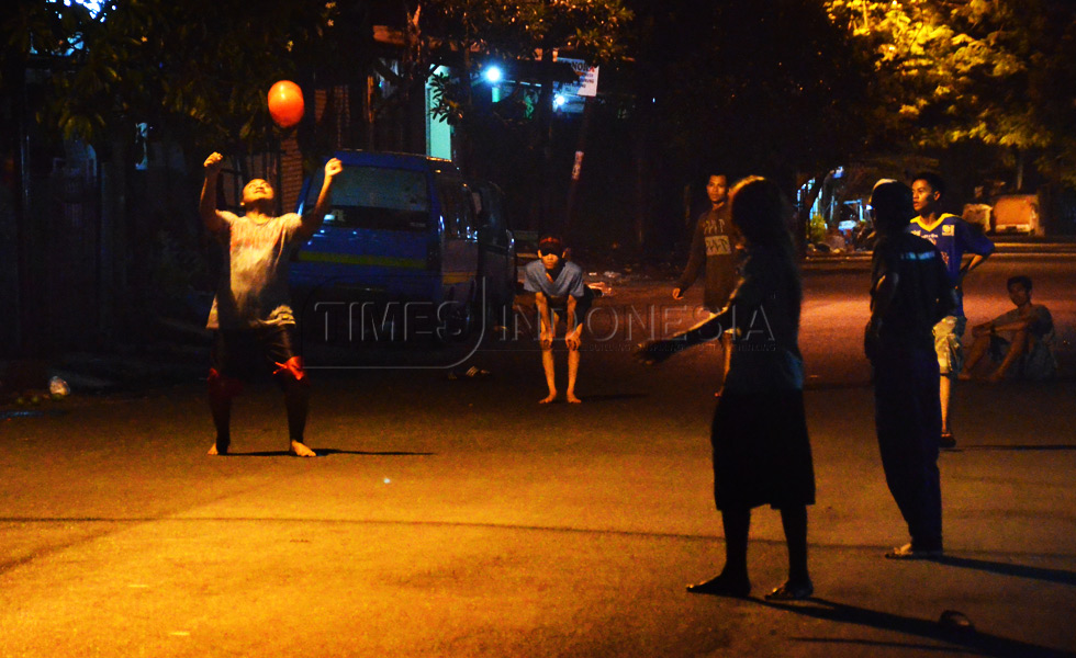 Warga mencoba juggling bola saat bermain sepak bola jalanan, di kawasan JL Jagalan kota Malang, (FOTO : Adhitya Hendra/TIMES Indonesia)