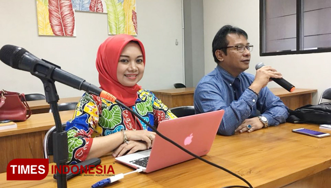 Dr. Ana Sopanah dan Dr. Ir. Darmawan Octo saat membuka acara tukar pengalaman. (FOTO: AJP/ TIMES Indonesia)