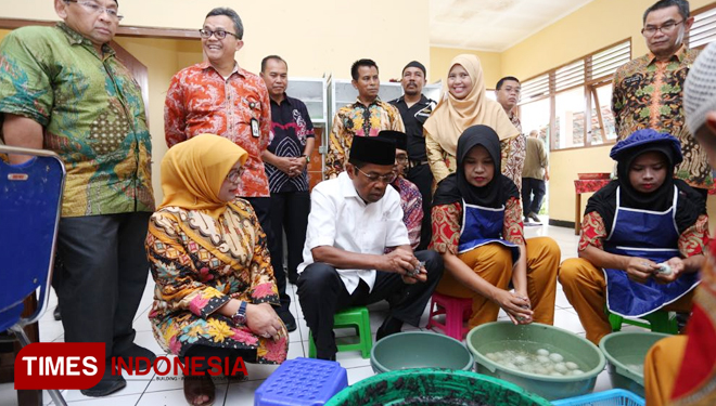 Mensos Idrus Marham bersama Dirjen Rehabilitasi Sosial Edi Suharto (kiri) dan Direktur Rehabilitasi Sosial Penyandang Disabilitas Rachmat Koesnadi (Batik Merah) saat meninjau Panti Sosial Rehabilitasi Mental Aura Welas Asih. (FOTO Safuwan/TIMES Indonesia)