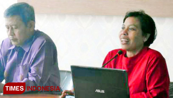Sutiah, pakar gender Kota Malang memberikan pengarahan kepada peserta kegiatan Implementasi Perencanaan Penganggaran Responsif Gender. (FOTO: AJP TIMES Indonesia)