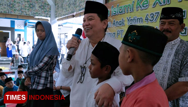 Komisaris PT Anugerah Citra Abadi, Iwan Kurniawan begitu bahagia si tengah anak yatim. (FOTO: Widodo irianto/TIMES Insonesia)